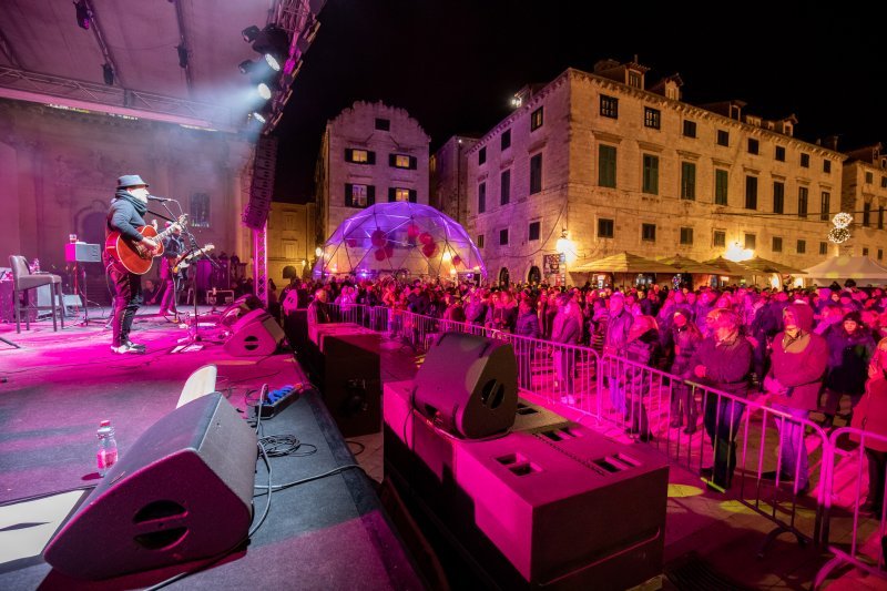 Neno Belan u sklopu Dubrovačkog zimskog festivala nastupio na Stradunu