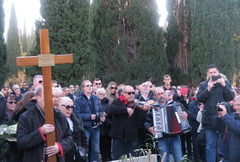 Posljednji ispraćaj Damira Mihanovića-Ćubija na groblju Lovrinac