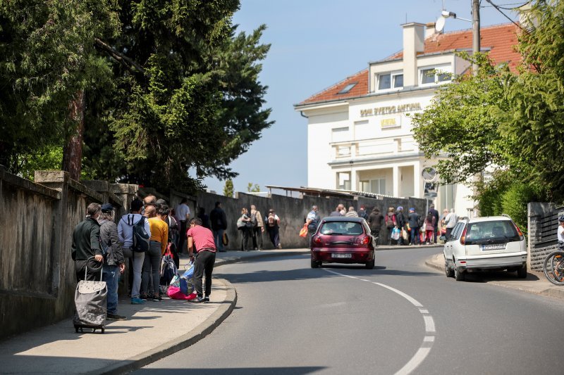 Zagreb: Gužva ispred pučke kuhinje Caritasa