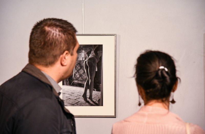 U Laubi otvorena izložba akt fotografija i skulptura autora Lorne Kijurko i Stanka Abadžića