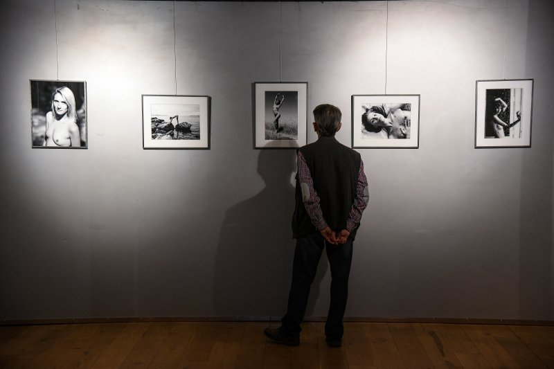 U Laubi otvorena izložba akt fotografija i skulptura autora Lorne Kijurko i Stanka Abadžića