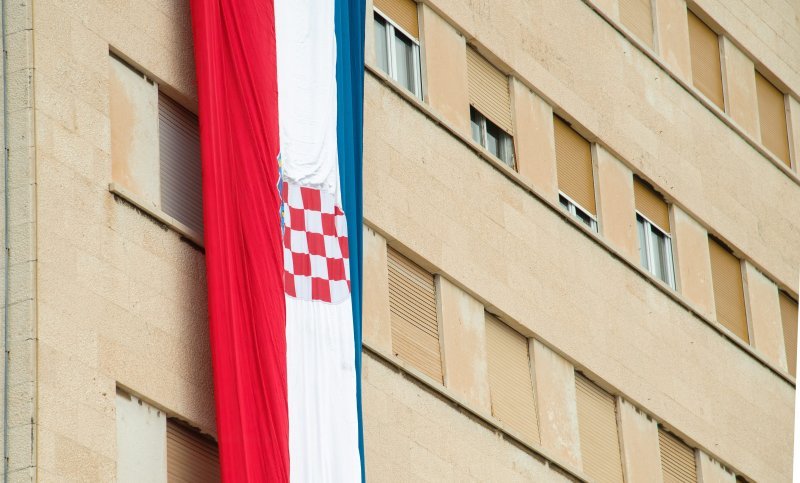 Split: Na Dan državnosti sa zgrade Gradske uprave spuštena zastava dužine 22 metra