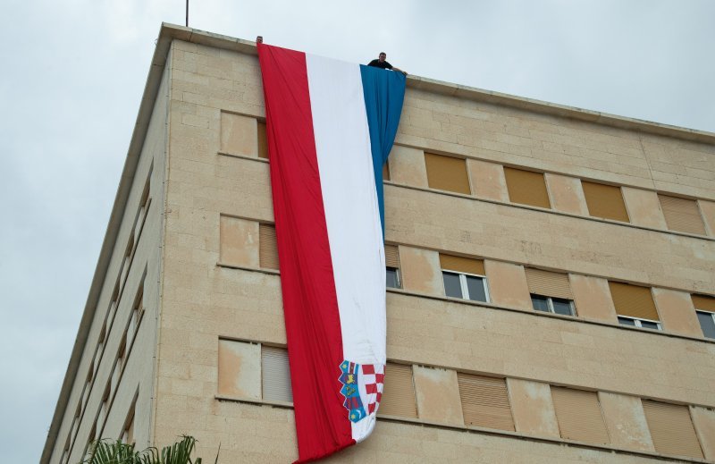 Split: Na Dan državnosti sa zgrade Gradske uprave spuštena zastava dužine 22 metra