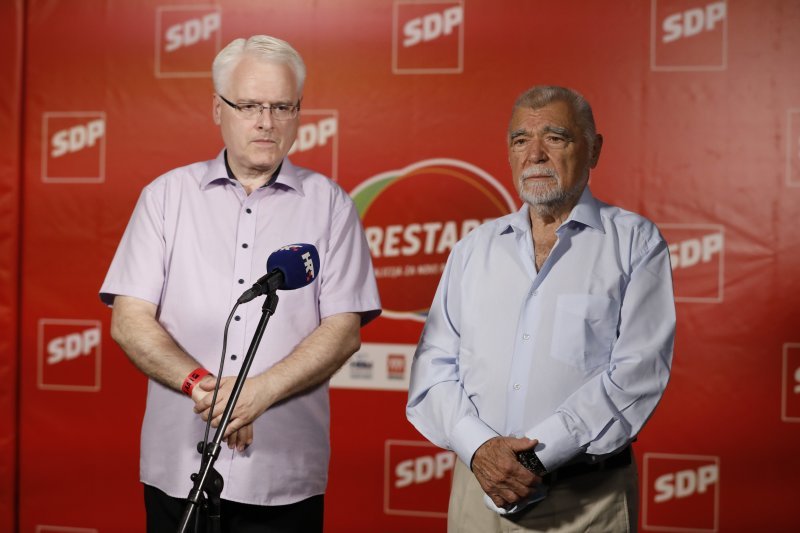 Ivo Josipović i Stjepan Mesić u stožeru Restart koalicije