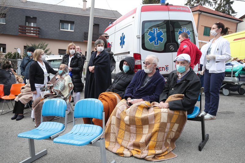 Osoblje i pacijenti bolnice na Svetom duhu nakon potresa izašli ispred bolnice