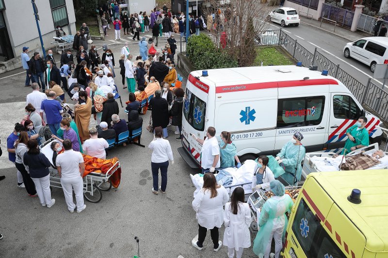 Osoblje i pacijenti bolnice na Svetom duhu nakon potresa izašli ispred bolnice