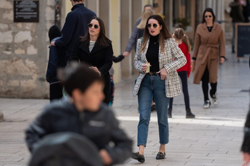 Stanovnici Zadra iskoristili sunce i lijepo vrijeme za šetnju rivom