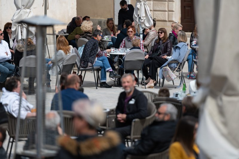 Stanovnici Zadra iskoristili sunce i lijepo vrijeme za šetnju rivom