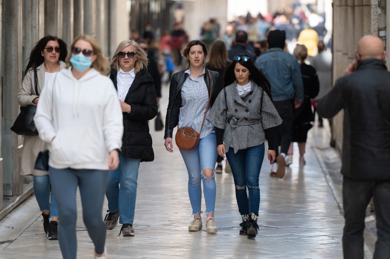 Stanovnici Zadra iskoristili sunce i lijepo vrijeme za šetnju rivom