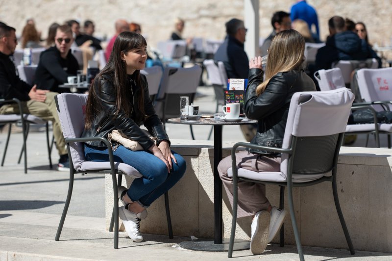 Stanovnici Zadra iskoristili sunce i lijepo vrijeme za šetnju rivom