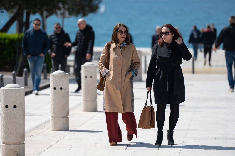 Stanovnici Zadra iskoristili sunce i lijepo vrijeme za šetnju rivom