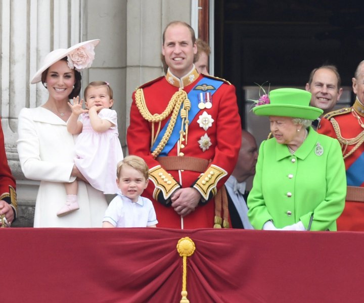 Kate Middleton i princ William, princ George i princeza Charlotte, kraljica Elizabeta II - Trooping the Coulour 2016.