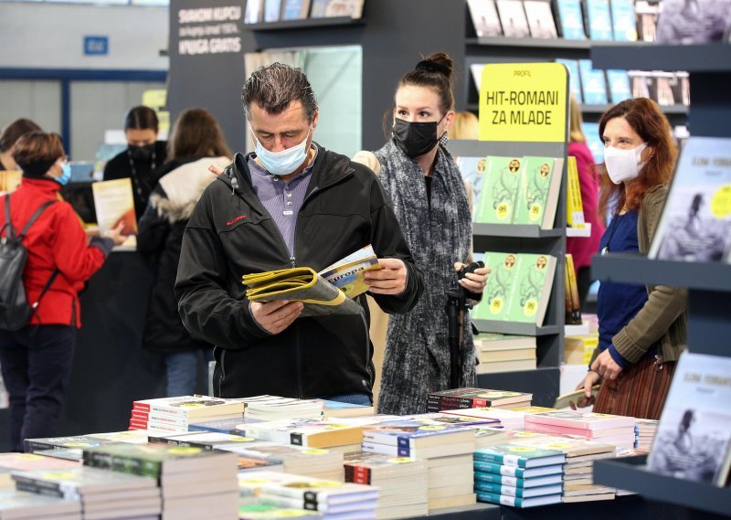 Na punktu ispred glavnog ulaza u vremenu održavanja Interlibera moguće je brzo antigensko testiranje po cijeni od 50 kuna. Posjetitelji dobivaju jednokratnu narukvicu te ulaznicu za sajam s kojom prolaze kroz mehaničke barijere i ulaze u prostor sajma.