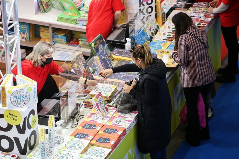 "Drago mi je da smo i u ova izazovna vremena našli način kako da se Interliber ove godine ipak održi i da i dalje bude mjesto susreta s knjigama i knjigom, koja je u ova teška i izazovna vremena bila utjeha mnogima, i kao mjesto inspiracije i kao mjesto nade", kazao je Tomašević.