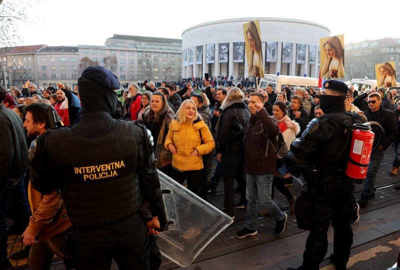 Policija osigurava prosvjed protiv covid potvrda