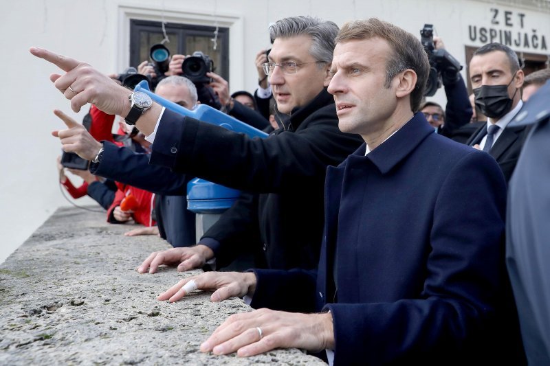 Andrej Plenković i Emmanuel Macron gledaju zrakoplove Rafale