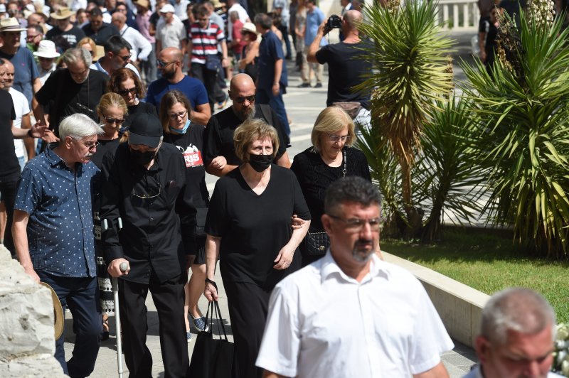 Posljednji ispraćaj Vladimira Matijanića na groblju Lovrinac