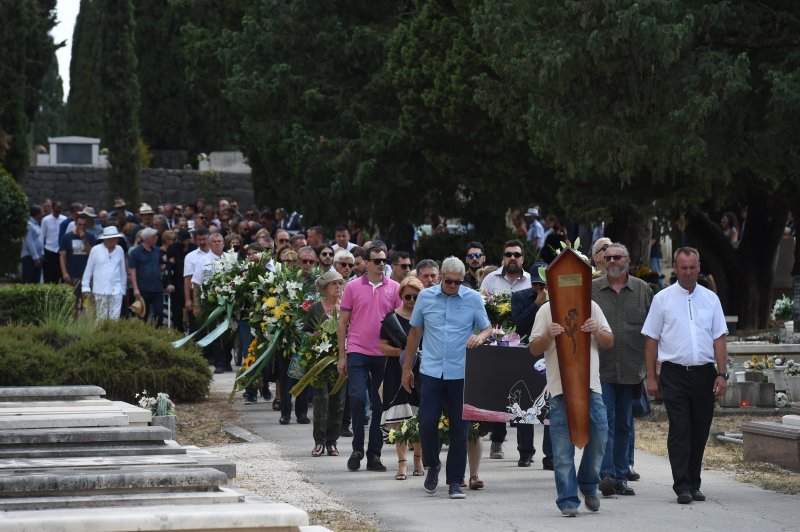 Posljednji ispraćaj Vladimira Matijanića na groblju Lovrinac