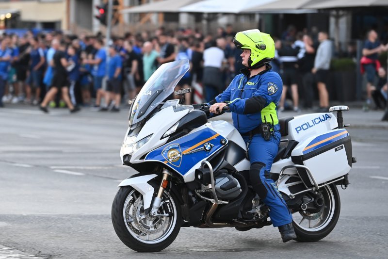 Dolazak navijača Dinama uz budno oko policije