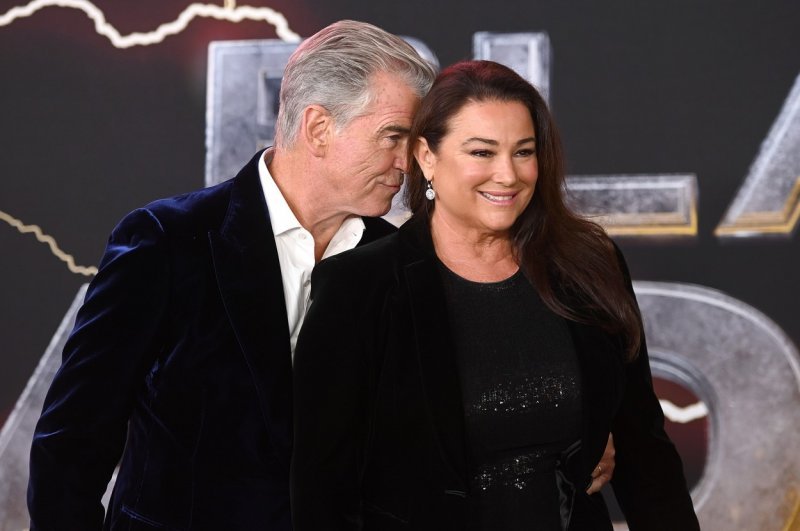 Pierce Brosnan i Keely Shaye Smith