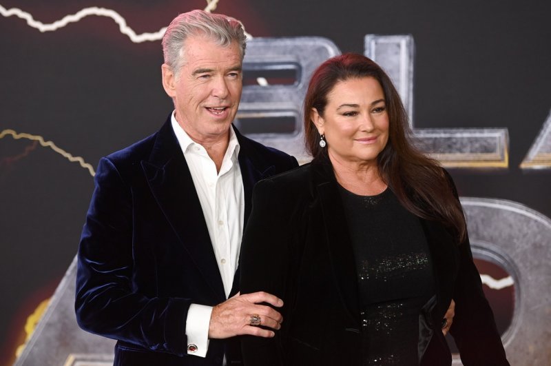 Pierce Brosnan i Keely Shaye Smith