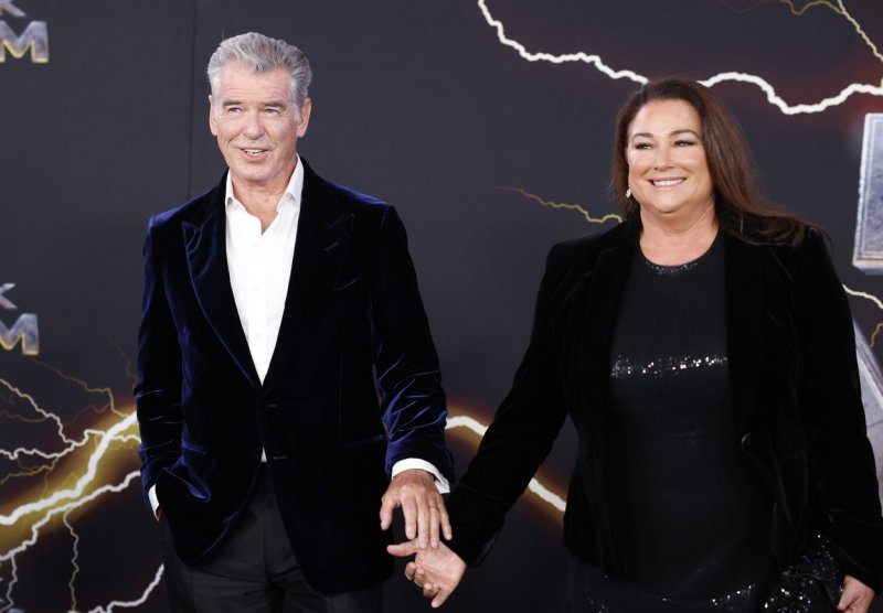 Pierce Brosnan i Keely Shaye Smith