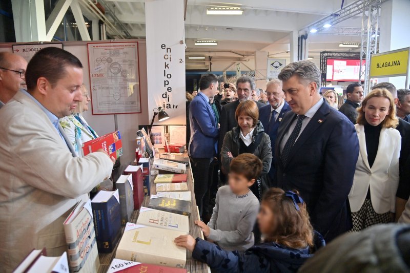 Andrej Plenković s djecom na Interliberu