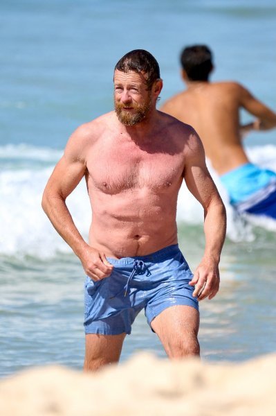 Simon Baker na plaži s novom djevojkom