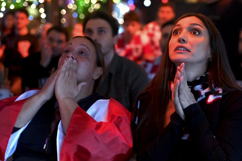 Navijači prate utakmicu Hrvatska - Maroko u Tkalčićevoj ulici