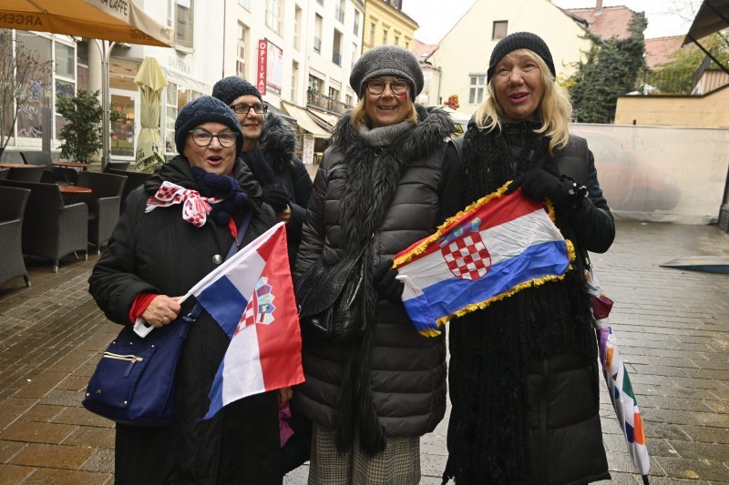 Navijači prate utakmicu Hrvatska - Maroko u Tkalčićevoj ulici