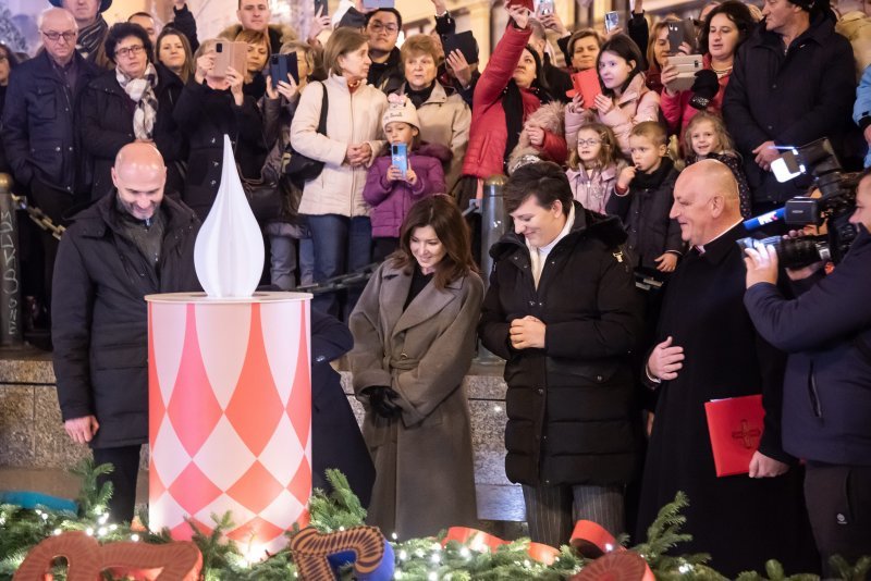 Zagrebački gradonačelnik upalio prvu adventsku svijeću na Manduševcu