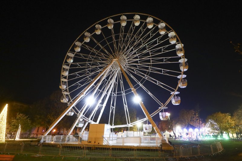 Winter Park - u parku dr. Franje Tuđmana postavljena je nova atrakcija zagrebačkog Adventa, panoramski kotač visok 36 metara