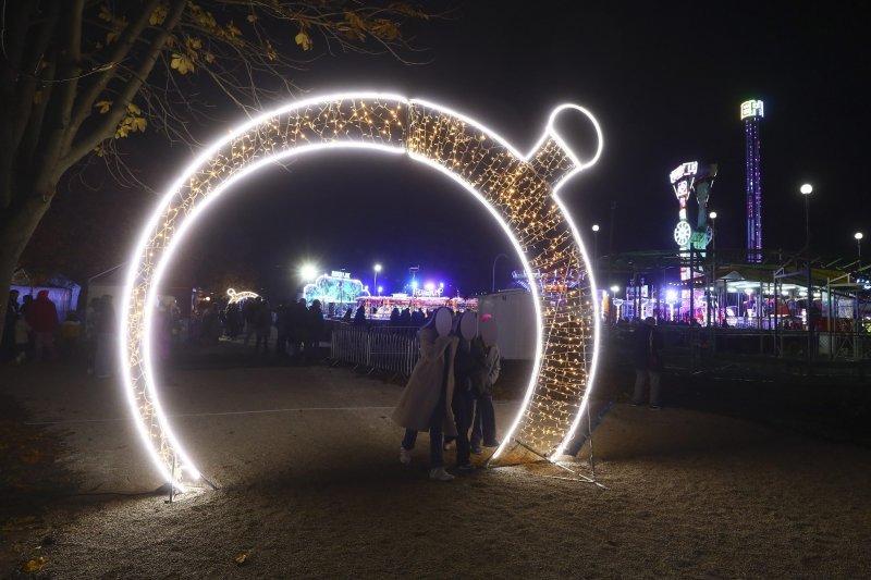 Winter Park - u parku dr. Franje Tuđmana postavljena je nova atrakcija zagrebačkog Adventa, panoramski kotač visok 36 metara