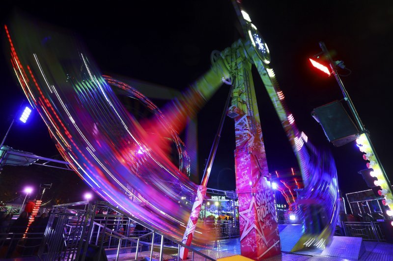 Winter Park - u parku dr. Franje Tuđmana postavljena je nova atrakcija zagrebačkog Adventa, panoramski kotač visok 36 metara