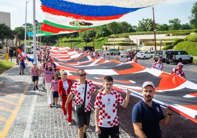 SP Katar: Hrvatski navijači razvili zastavu na Katari