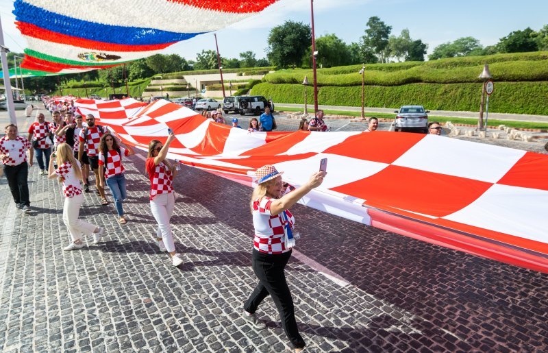 SP Katar: Hrvatski navijači razvili zastavu na Katari