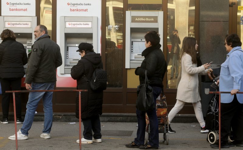 Gužve ispred banaka i bankomata uoči uvođenja eura