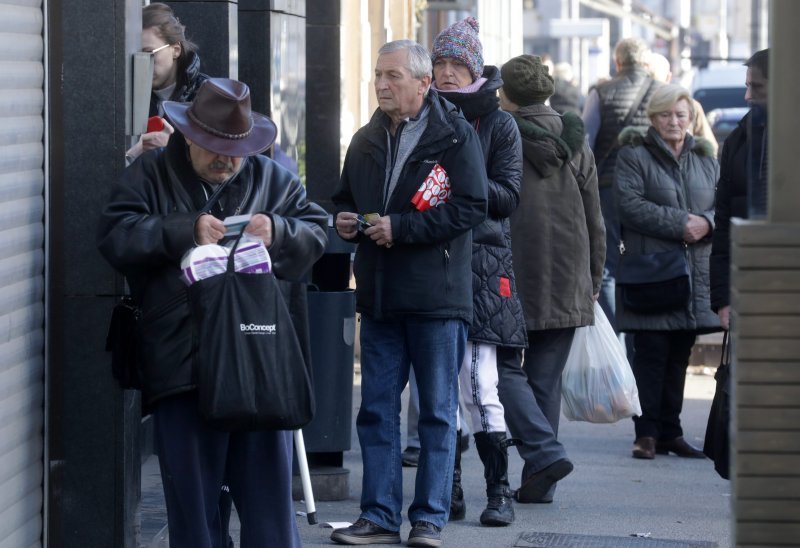 Gužve ispred banaka i bankomata uoči uvođenja eura