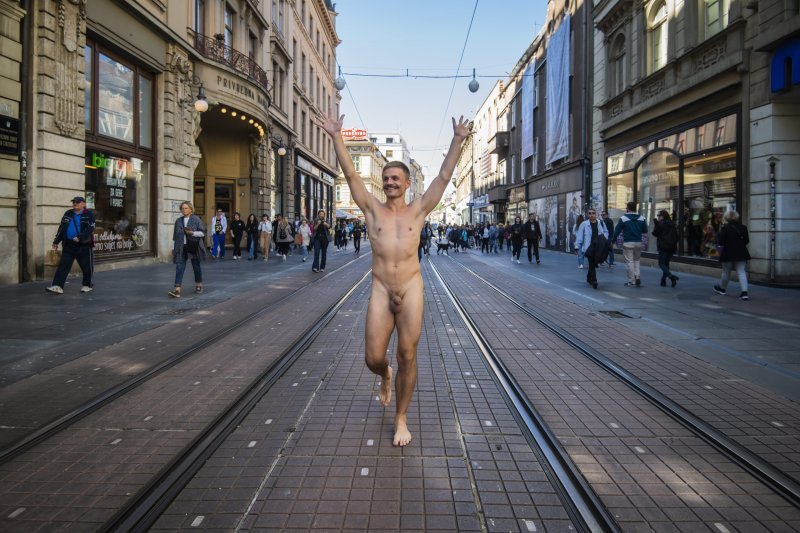 Bruno Isaković rekreirao performans Toma Gotovca na zagrebačkoj Ilici