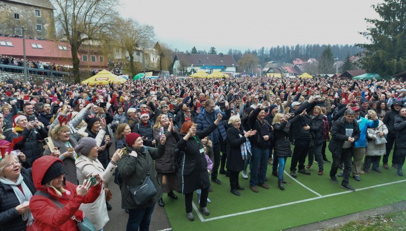 Tradicionalni podnevni ispraćaj stare i doček nove godine u Fužinama (2)