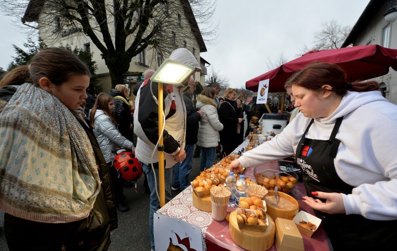 Tradicionalni podnevni ispraćaj stare i doček nove godine u Fužinama (2)