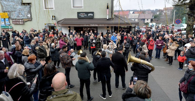 Tradicionalni podnevni ispraćaj stare i doček nove godine u Fužinama (2)