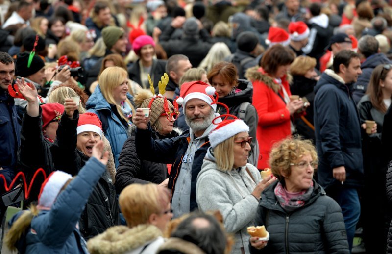 Tradicionalni podnevni ispraćaj stare i doček nove godine u Fužinama (2)