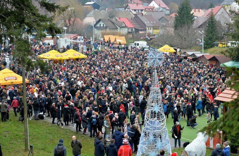 Tradicionalni podnevni ispraćaj stare i doček nove godine u Fužinama (2)