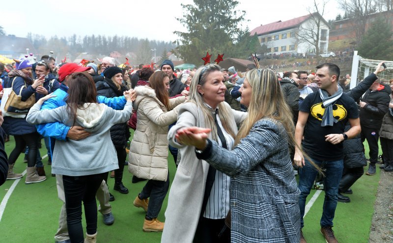 Tradicionalni podnevni ispraćaj stare i doček nove godine u Fužinama (2)