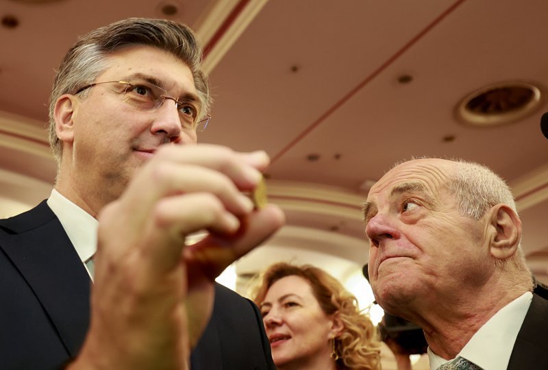 Plenković na domjenku SNV-a u kruhu pronašao zlatni novčić