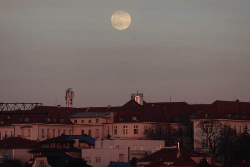 Puni mjesec iznad Zagreba