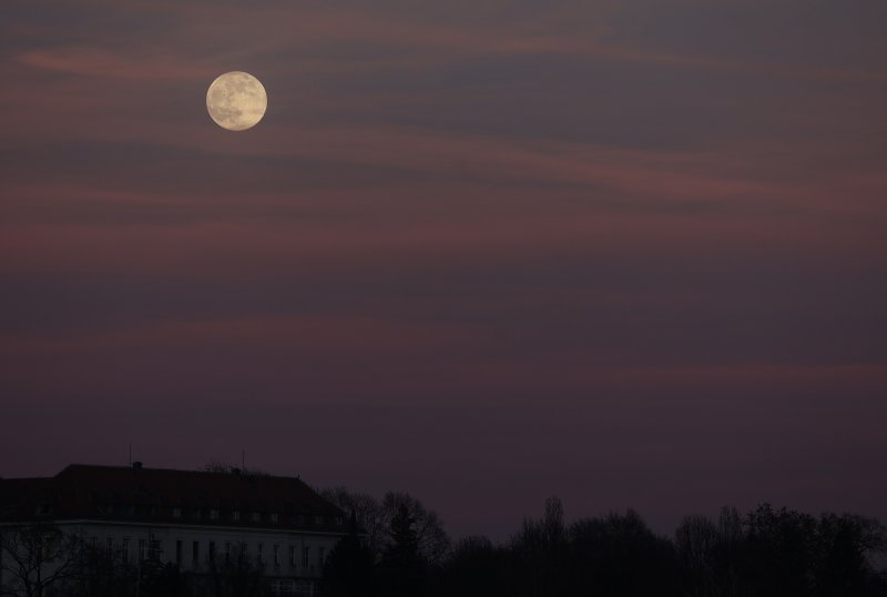 Puni mjesec iznad Zagreba