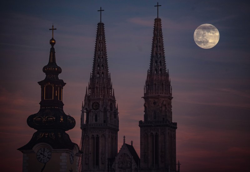 Puni mjesec iznad Zagreba