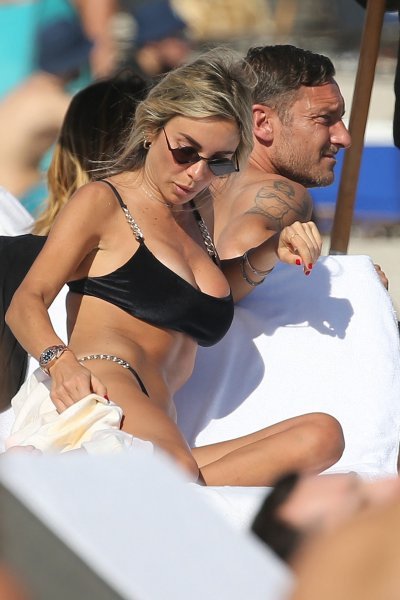 Francesco Totti s djevojkom na plaži